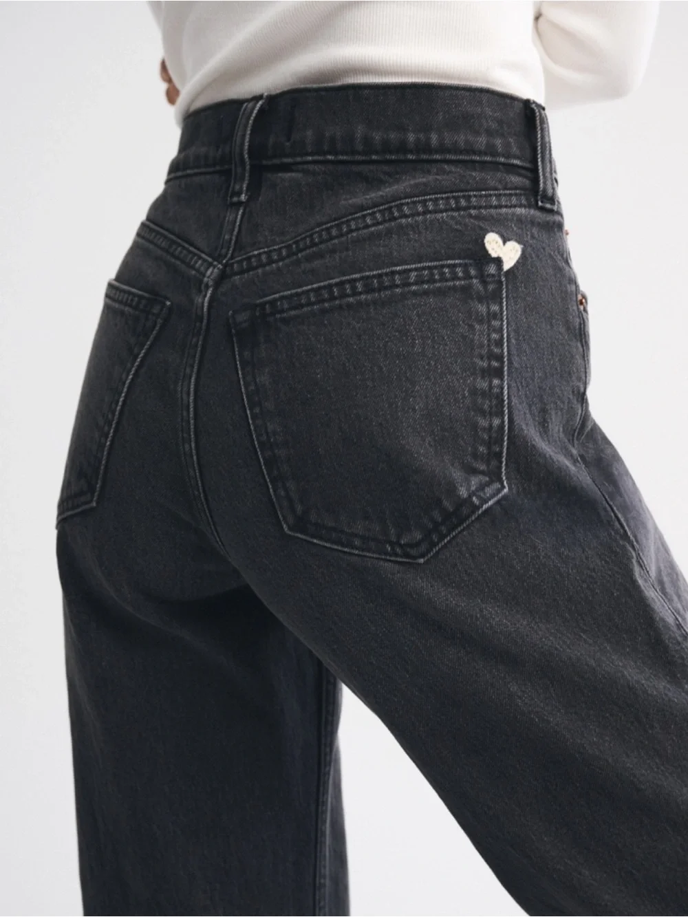 ABERCROMBIE HIGH-RISE 90s RELAXED HEART EMBROIDERED JEANS - SHORT - Picture 2 of 11